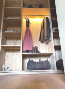 Offener Einbauschrank in Altholz Fichte gehackt mit Kleidung