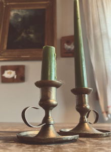 Messingkerzenleuchter in uriger Almhütte im vintage Look